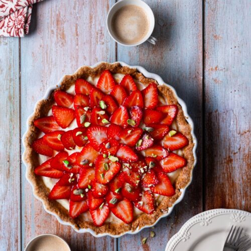 Erdbeer-Tarte_ganz_topshot_blauer_untergrubd