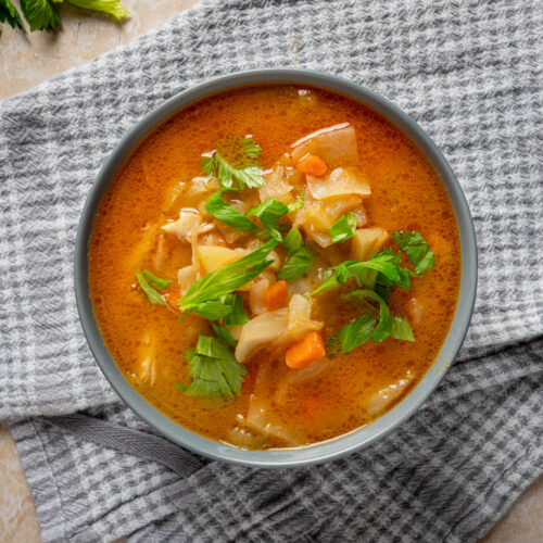 Krautsuppe mit Hühnerfleisch topshot
