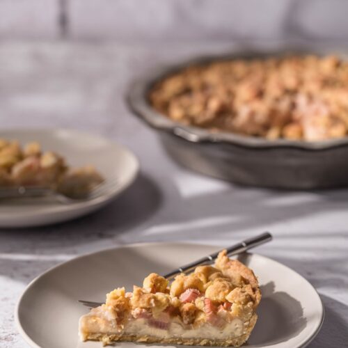 Rhabarber-Tarte_ein_Stueck_am_Teller